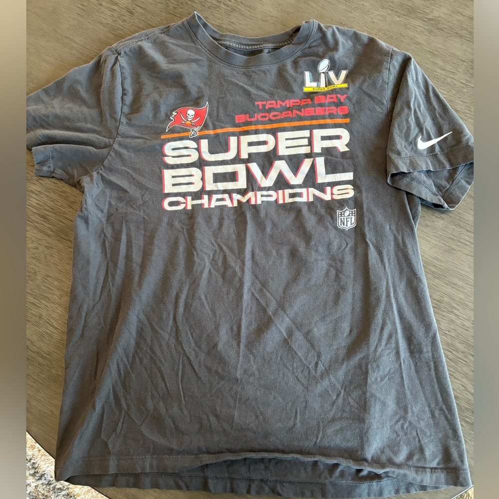 The Nike Tee Tampa Bay Buccaneers Super Bowl LIV Champions T-Shirt Size Large